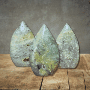 Prénhite avec inclusions de Tourmaline (tourmaline schörl)