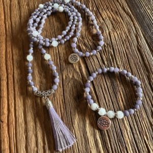 Mala & Bracelet en Angélite mauve et Pierre de Lune – Pièce unique avec Lotus