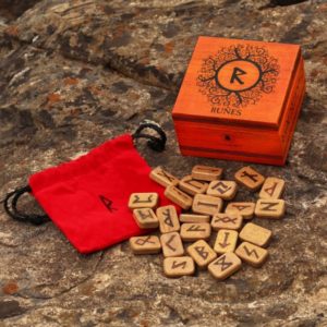 Runes en bois de luxe avec coffret et pochette en velours