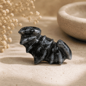 Chauve-souris en Labradorite Noire – Protection & Perceptions