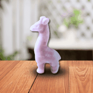 Girafe en Opale Rose – Douceur & Élévation du Cœur