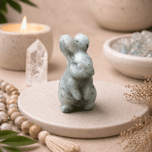 Lapin en Labradorite – Équilibre & Sérénité