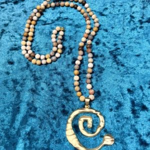 Mala Agate Crazy Lace 108 perles noué – Pendentif Spirale dorée