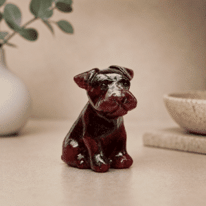 Chien en Grenat – Protection & Force intérieure