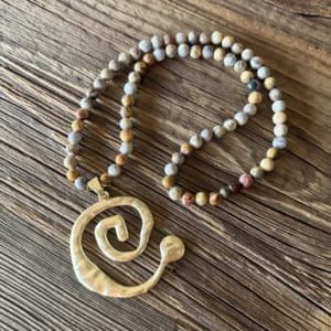 Collier en Agate Crazy Lace & Spirale dorée – Pièce unique
