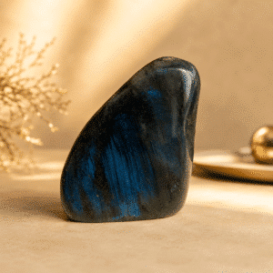 Grande Labradorite bleue forme libre – Madagascar – 940 g