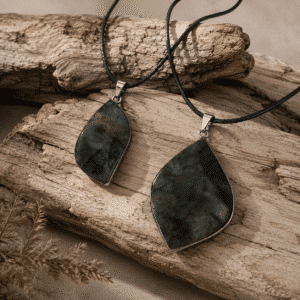 Pendentif en Labradorite – Cordon noir