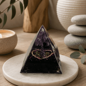 Pyramide Orgonite « Nuit Sacrée » – Obsidienne, Améthyste & Labradorite – 5 cm