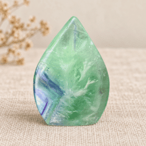 Flamme en fluorite arc-en-ciel – 5,9 cm – 87 g